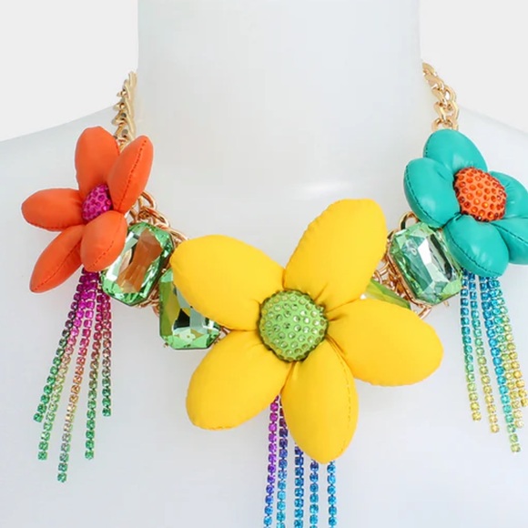 BETSEYS PUFFY FLOWER BIB NECKLACE MULTI - Picture 3 of 6